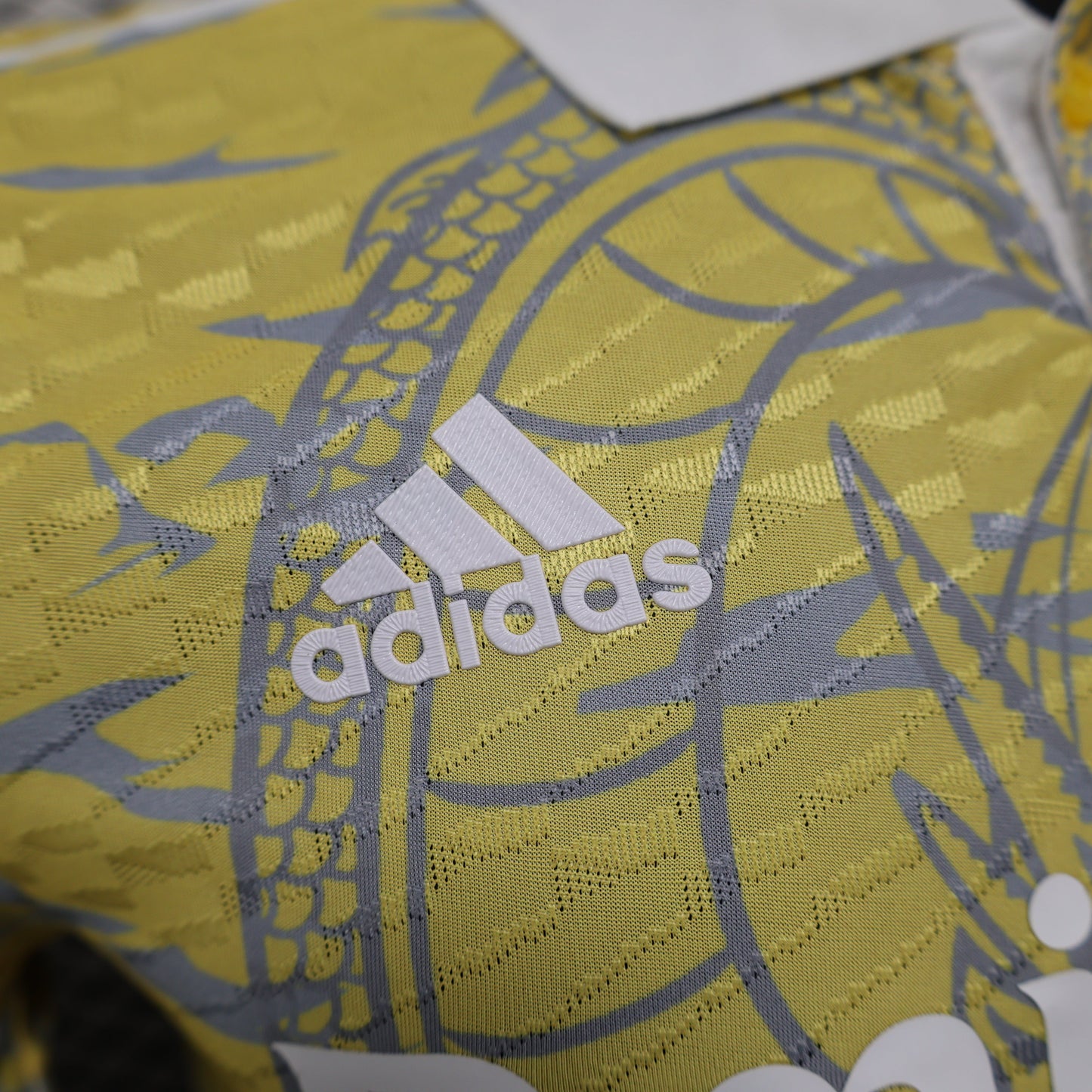 Real Madrid "Dragón Dorado" Kit 23/24